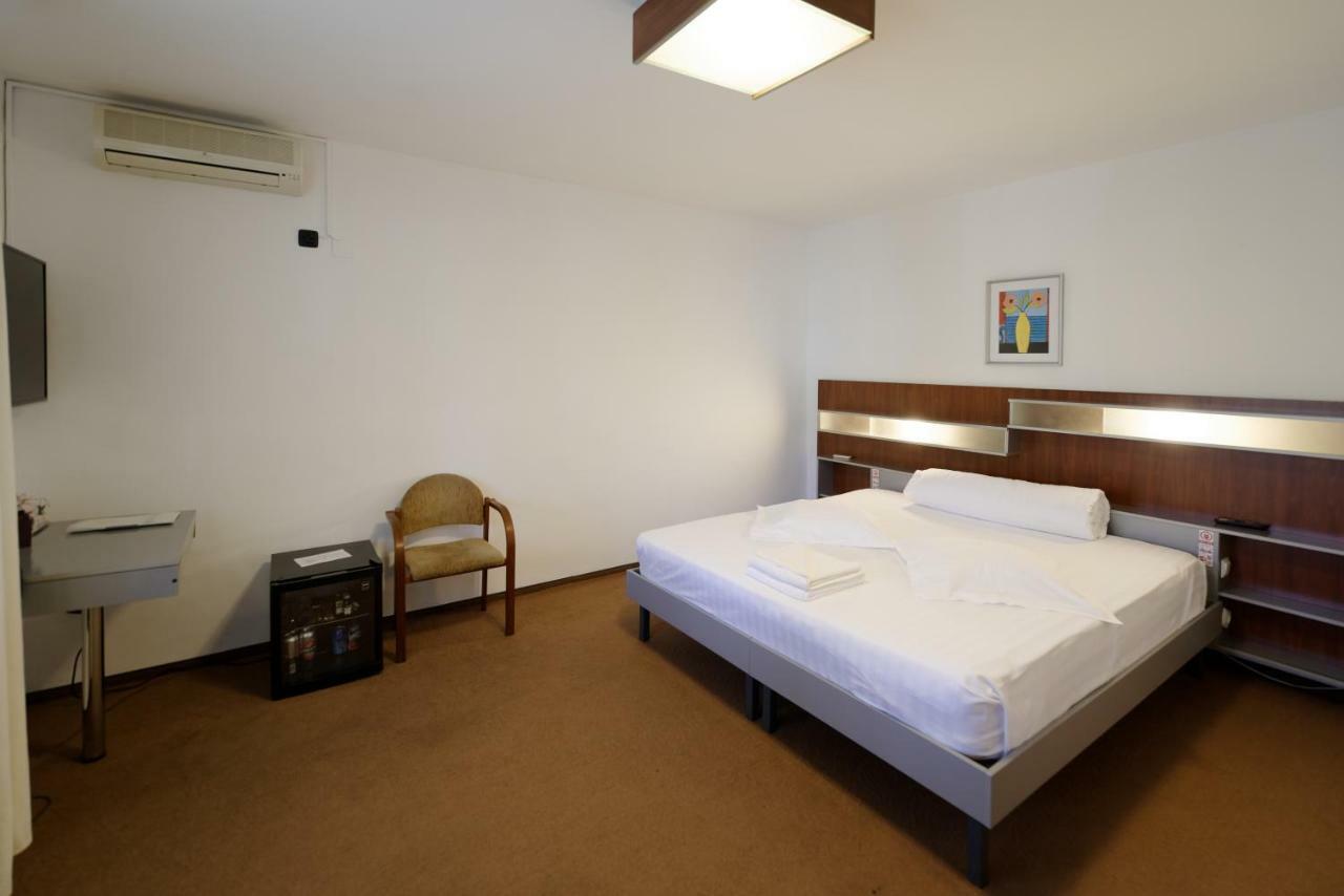 Vila Rosa Hotel Cluj Napoca Bagian luar foto